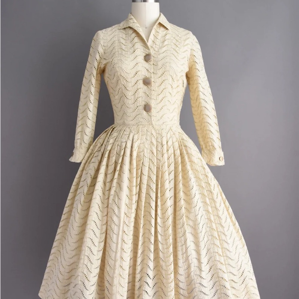 Vintage 1950s Elegant Light Beige Women's Button Up Dress - Picture 2 of 9